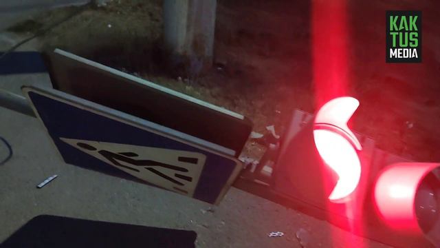 Неизвестные в Бишкеке снесли пешеходный светофор смотреть онлайн