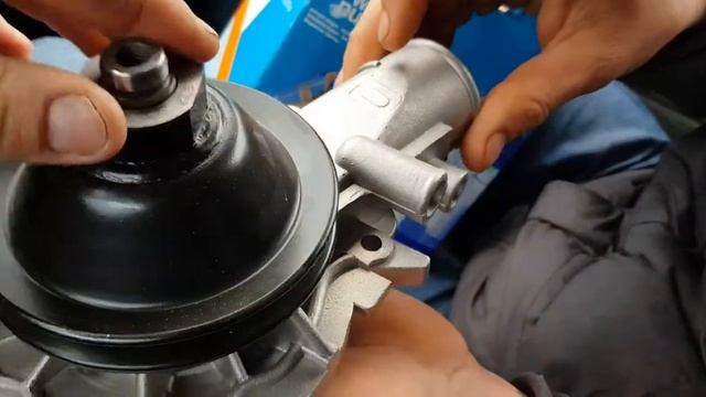 Распаковка помпы GRAF Opel Omega 2.4 смотреть онлайн