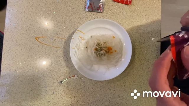 Пробую лапшу Pho Bo быстрого приготовления.