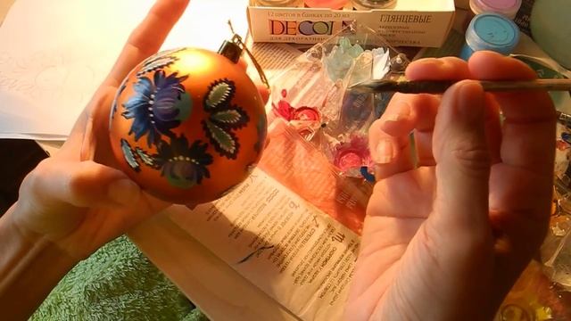 Как кистью-кошачкой расписать елочную игрушку смотреть онлайн