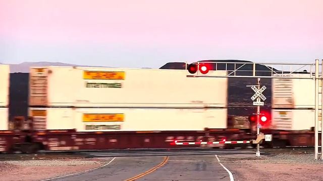 Американские тепловозы тянут очень тяжелые контейнерные составы по железной дороге в США смотреть онлайн