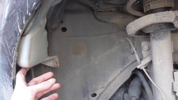 Снятие бачка омывателя на Форд Фокус 2 рестайлинг