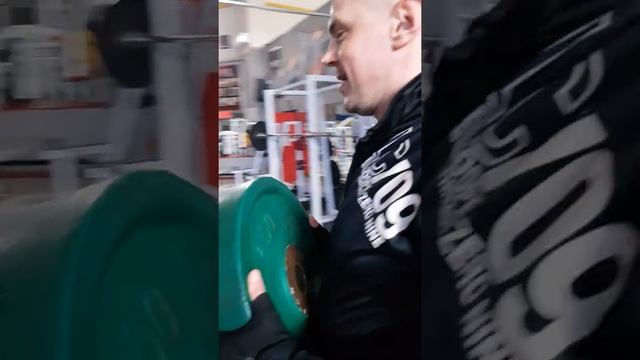 Фитнес клуб. Блин весом 50 кг. смотреть онлайн