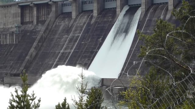 Красноярская ГЭС, сброс воды, открытие затвора, 2021год 2июня. смотреть онлайн