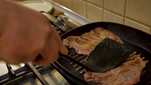 Почти мраморный стейк из телятины | Готовим дома смотреть онлайн