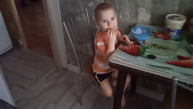 Купили квартиру. Обустраиваемся. Дети там уже живут. Тепло светло уютно. И мы то там ночуем. смотреть онлайн