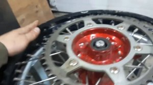 Установка тюблиса для Эндуро мотоцикла. бескамерная система колеса