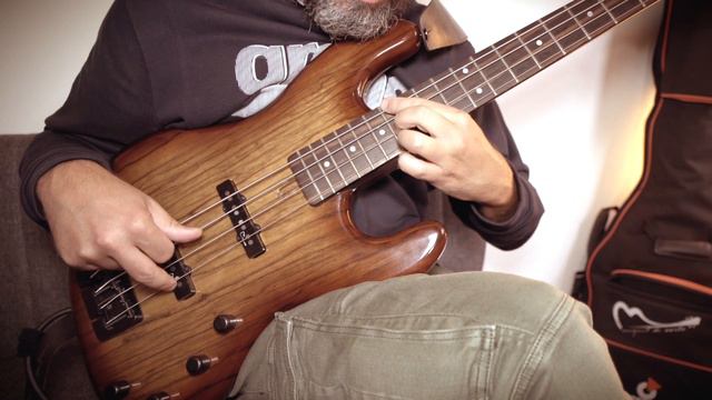 WARM UP ETUDES FOR ELECTRIC BASS - Bb Major Etude (R. LO MONACO) смотреть онлайн