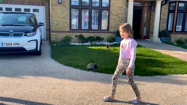 Большая Средняя или Маленькая Ложка челлендж от Макс и Катя смотреть онлайн