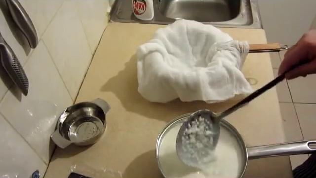 Как сделать творог дома. Просто быстро. Полный видеорецепт от А до Я. смотреть онлайн