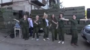 Гиви с девушками ополченцами танцует на празднике  Памяти Михаила Толстых  Graha