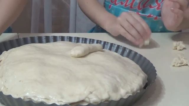 София И Виталина готовят пирог с картошкой и рыбой смотреть онлайн