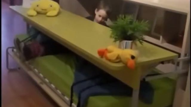 8 ми летний ребёнок раскладывает стол кровать трансформер Компания Мебелионика Мебель трансформер смотреть онлайн