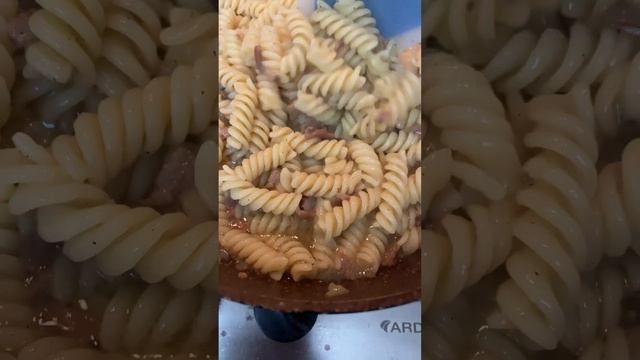 Макароны с тушенкой.