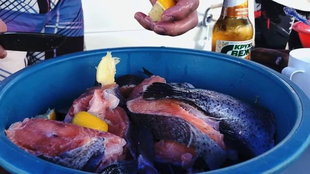 Форель на углях с лимонами | Grilled Trout with Lemon смотреть онлайн