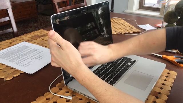 How to Clean a Macbook Screen смотреть онлайн