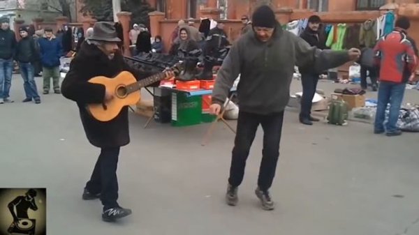 Бомж гитарист и бомж танцует style.