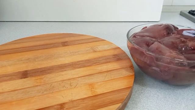 Жареная куриная печень с яблоками на сковороде/Fried chicken liver with apples! смотреть онлайн