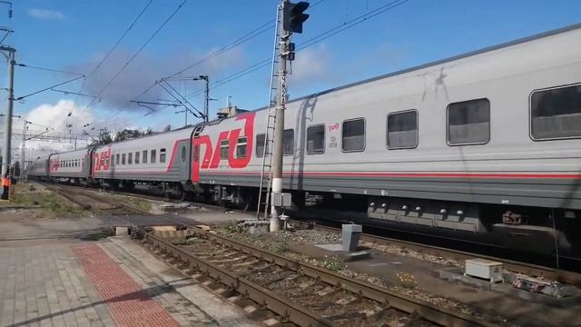 ЭП1-103 прибыл с пассажирским на вокзал Петрозаводска. смотреть онлайн