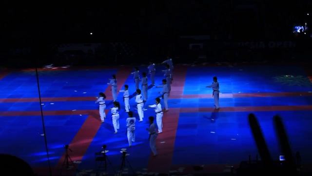 Показательные выступления корейцев. Танцы под Psy смотреть онлайн