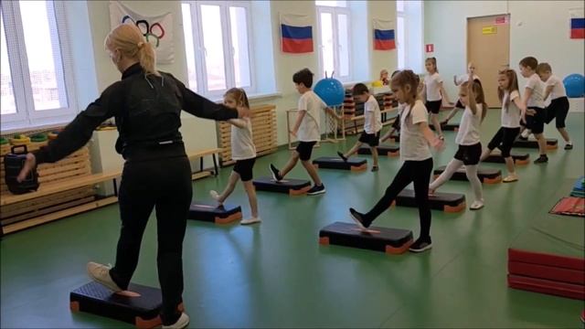 Веселая степ аэробика в ДОО смотреть онлайн