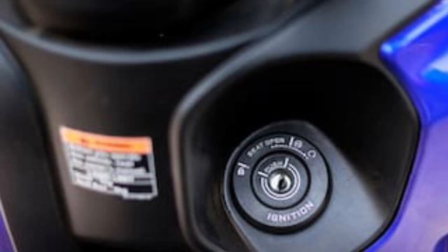 A Stylish and Powerful Scooter that's Perfect For Urban Commuting, Introducing The Yamaha Ray ZR 12 смотреть онлайн