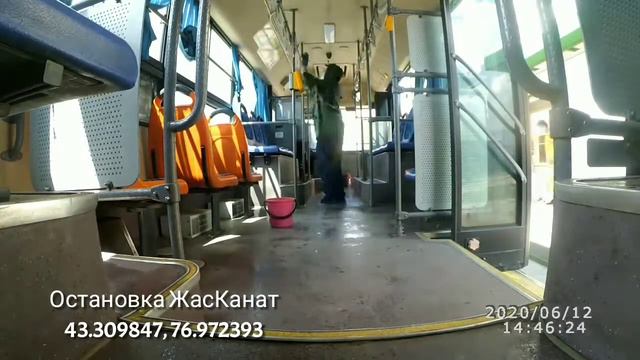 Трудовые будни дезинфектора автобусов в Алматы смотреть онлайн