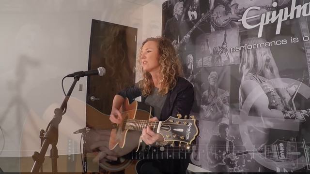 Kristen Kelly Visits Epiphone Headquarters смотреть онлайн