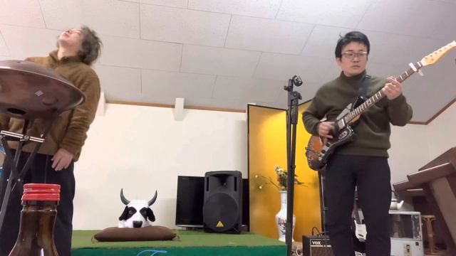 【ハンドパンとギター】ハンドパン奏者とギターでセッションSession with handpan player and right hand emomas rock style guitar смотреть онлайн