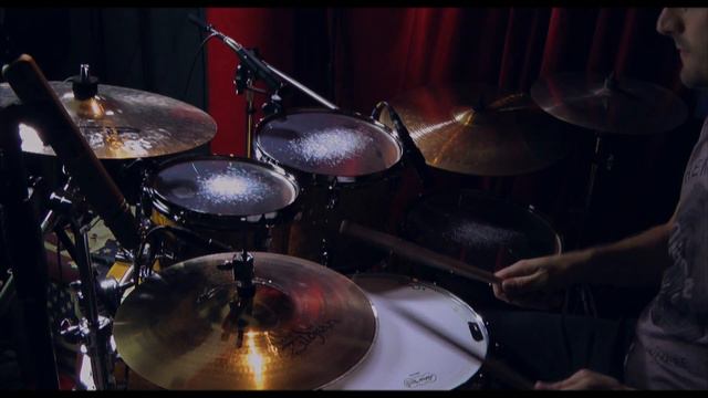 Fabio Iodice si diverte alla batteria durante le registrazioni in studio! смотреть онлайн
