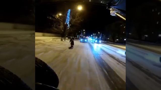 Опасные покатушки на сноуборде. Видео пользователя instagram.com смотреть онлайн