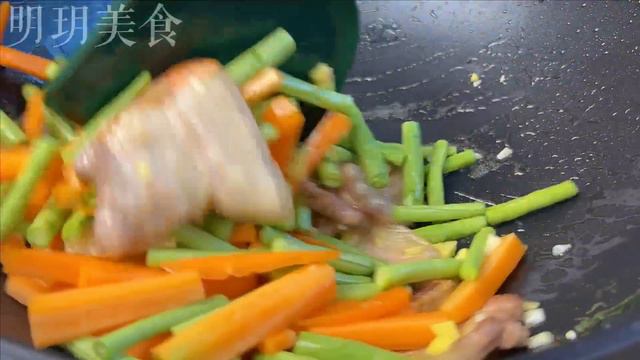 把麵條放進電飯鍋中，教你懶人燜面做法，5分鐘就搞定，出鍋實在太香了，chinese Food，EASY Lazy Braised Noodles, So Delicious RECIPE #food