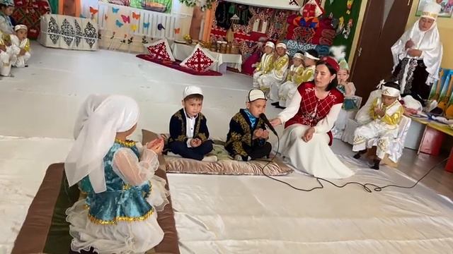 Нур -Баян 1 бөбекжай балабақшасының бүлдіршіндерінің орындауында Ат қою рәсімі. смотреть онлайн