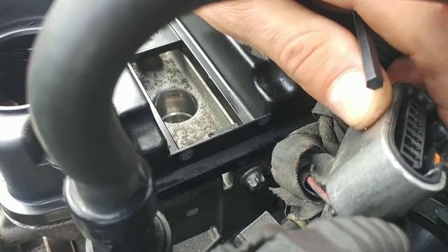 Chevy Cruze 1.4 Stuck Camshaft Cover Removal Tip смотреть онлайн