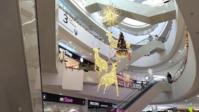 17.12.2022. Россия. Краснодар. Новогодние украшения в ТЦ Галерея смотреть онлайн
