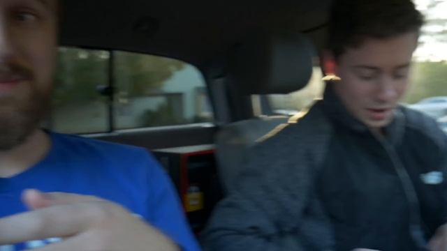 Surprising our friend with a $700 GAMING SETUP смотреть онлайн