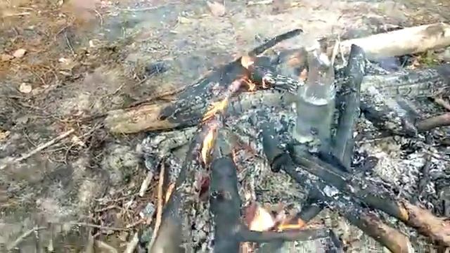 Кипячение воды в бутылке на костре смотреть онлайн