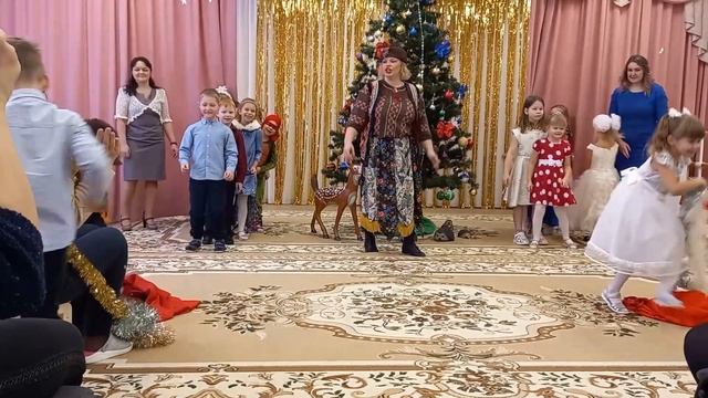 Новогодний утренник в подготовительной группе. Группа №8. смотреть онлайн