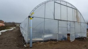 Как натянуть пленку на купол большой теплицы.