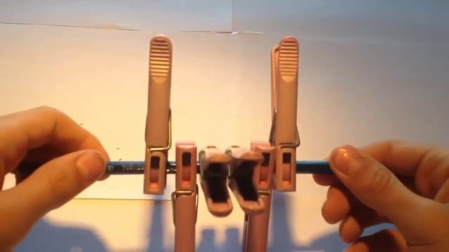 Как сделать штатив из прищепок/ How to make a monopod with pin смотреть онлайн
