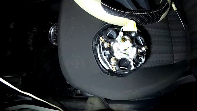 VW Polo Sedan 2016 разборка салона для установки сигнализации, снятие подушки водителя. смотреть онлайн