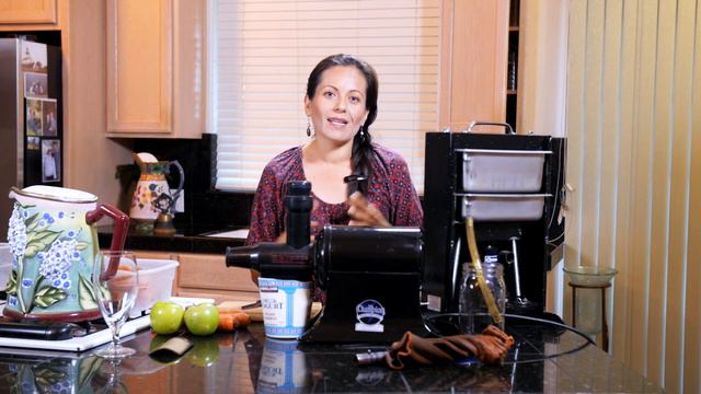 Terapia Gerson. Jugo de zanahorias con manzana verde. Usando la Prensa hidráulica. смотреть онлайн