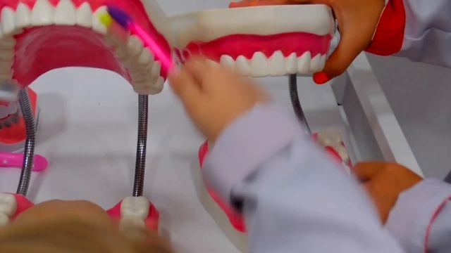 Дана и Диана в детском городе профессий смотреть онлайн