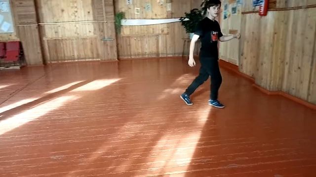 ТОП 5 ДВИЖЕНИЙ НОГАМИ В БРЕЙК ДАНСЕ смотреть онлайн