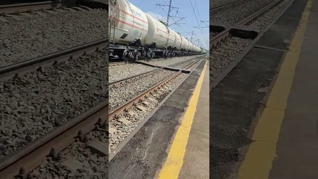 Грузовой поезд проезжает мимо станции #ржд #поезд смотреть онлайн