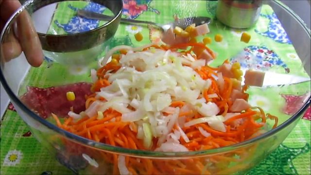 Салат с ветчиной, сухариками и кукурузой. смотреть онлайн