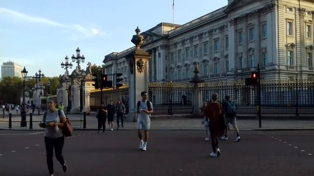 View on Buckingham Palace from Green Park in London Sunday 20 September 2020 5pm | Jurita Art смотреть онлайн