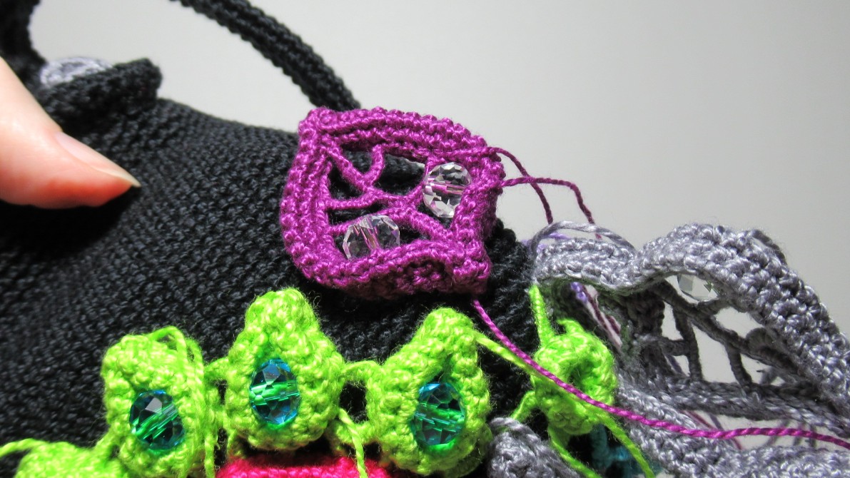 А с правой стороны сумки пришила фиолетовый листочек смотреть онлайн