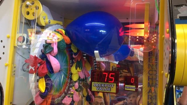 Popping balloons Challenge @ Chuck E Cheese. We won a Jackpot! смотреть онлайн