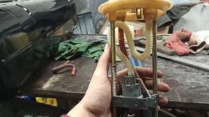 Подгоняю бензонасос под новый топливный бак на газеле. Заменил бензобак. Ремонт топливного насоса.